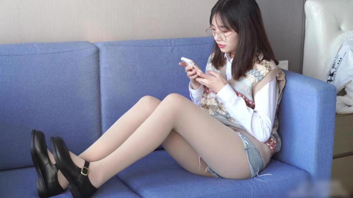 袜啵啵169期：小甜豆-黑皮鞋、厚黑丝、厚肉丝 袜啵啵169期：小甜豆-黑皮鞋、厚黑丝、厚肉丝<br>原创作者：袜啵啵<br>袜啵啵当家模特小甜豆穿着厚肉丝和厚黑丝搭配小皮鞋展示美足美腿，很好看的一部片子