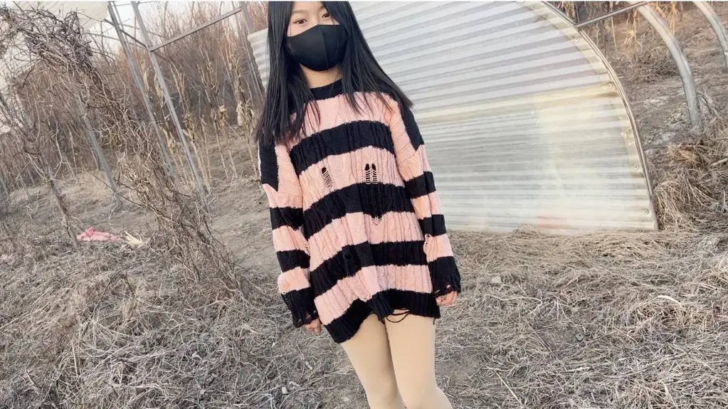 【娜绳工作室】【青柠】QNLKHW-3 一直在犯错的青柠看来只在家收拾调教她看来是不够了，只得出门去户外调教了。看大主人只用两幅手铐就能把青柠治的服服帖帖的，一幅手铐被铐着脚，另一副手铐高高的把青柠挂起，只留下小小的屁股蛋子在外面被主人的手巴掌打着。吊铐被打完青柠也服软了，被反手铐在栏杆处反省反省，别看小小的户外调教，就这一会给青柠妹子刺激的不行。被调教完了的青柠妹子要被打开手铐时，主人和她玩了个小游戏，用两幅手铐把她手脚锁住，中间都连起来，然后把钥匙放在离她只有几厘米远的地方让她自己拿，可别看只有几厘米，就这几厘米，主人看到青柠快要拿到的时候就给她拿远，让她可望不可及，青柠妹子因为镣铐束缚的缘故，只得一点一点一点的慢慢的顾涌过去，这样一来青柠妹子着实十分难受。<br>为防止视频被盗版，网站上发的是大水印的，如果想要无水印的可以私聊我<br>需要定拍的妖狐发私信跟我沟通你的大概想法，确定需要定拍留下QQ我加你详聊商谈，有兴趣洽谈合作女绳模的私信留下QQ，看到会加你联系<br>有兴趣的朋友也可以提供服装以便于视频拍摄<br>娜绳工作室的QQ联系方式：642462518<br>私人定制或者定拍请联系V：15666058278<br><span style='color:#b0b0b0;'>[隐藏文字，购买后可见]</span>