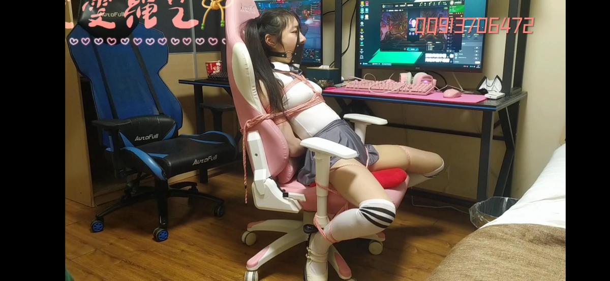 电竞惩罚1 雯雯特别喜欢玩lol，主人为了惩罚她，带她开了电竞酒店，把她绑在电竞椅子上，戴上口塞，让她眼睁睁看着眼前的电脑而没法玩，让她憋屈难受心痒痒，我想这是对一个lol小迷妹最好的惩罚，最后给用了小td,让她更难受！交流定拍：913706472,解压密码szwq