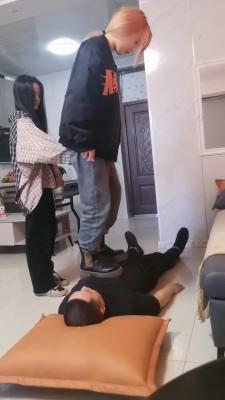【调教视频】【吴迪】双S素人暴力耳光踩踏 剧情简介：什么？你居然求着我和我闺蜜把鞋子脱了赏赐你闻我俩的臭脚？就你这下贱的贱货配闻吗？有没有点自知之明？不过想闻也不是不可以！那就磕头求我俩啊......（本人文笔不好！无法将视频最诱人的地方描述出来！视频究竟值不值得购买请看截图和预览）