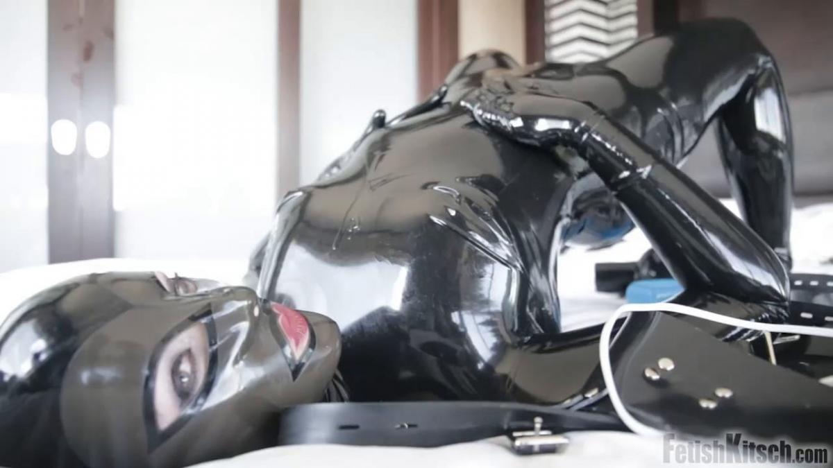 Strapping Caroline Part 3 捆绑卡罗琳第三部分<br>卡罗琳-皮尔斯<br>Aug 12, 2015<br>Catsuits by: 梦幻般的橡胶<br>| 罩子 by: 帽衫<br><br><br><br>Strapping Caroline Part 3<br>Caroline Pierce<br>Aug 12, 2015<br>Catsuits by: FantasticRubber<br>| Hoods by: LatexNemesis<br><br>