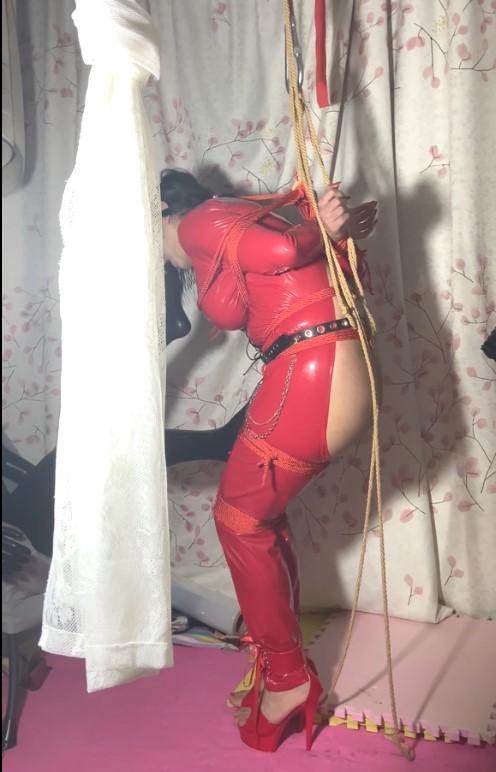 【H宁--13】 胶衣小灵！耶！！ 开春第一发就是乳胶贴贴呢~ 可惜小宁穿不了胶衣呢，大家知道为什么咩<br>因拍摄角度问题显得人家又丑又胖，本来这部都不想发的说。嘤嘤嘤<br>本篇内含：算啦自己看吧<br>DLC：第一人称视角吞米青，女上位骑乘榨米青<br>小宁戴着锅盖锁各种***，真不是人家想打码滴，狗咩~（该怎么弥补大家嘞，下一部就搞最严厉的TJ好呢）<br>人家又更新不少装备呢，会陆续出场哟，希望新的一年大家继续支持小宁哟（同时注意身体吖~）<br>解压码和提取码均是<span style='color:#b0b0b0;'>[隐藏文字，购买后可见]</span><br>ps：小宁推号想起来啦，会偶尔发涩图哟