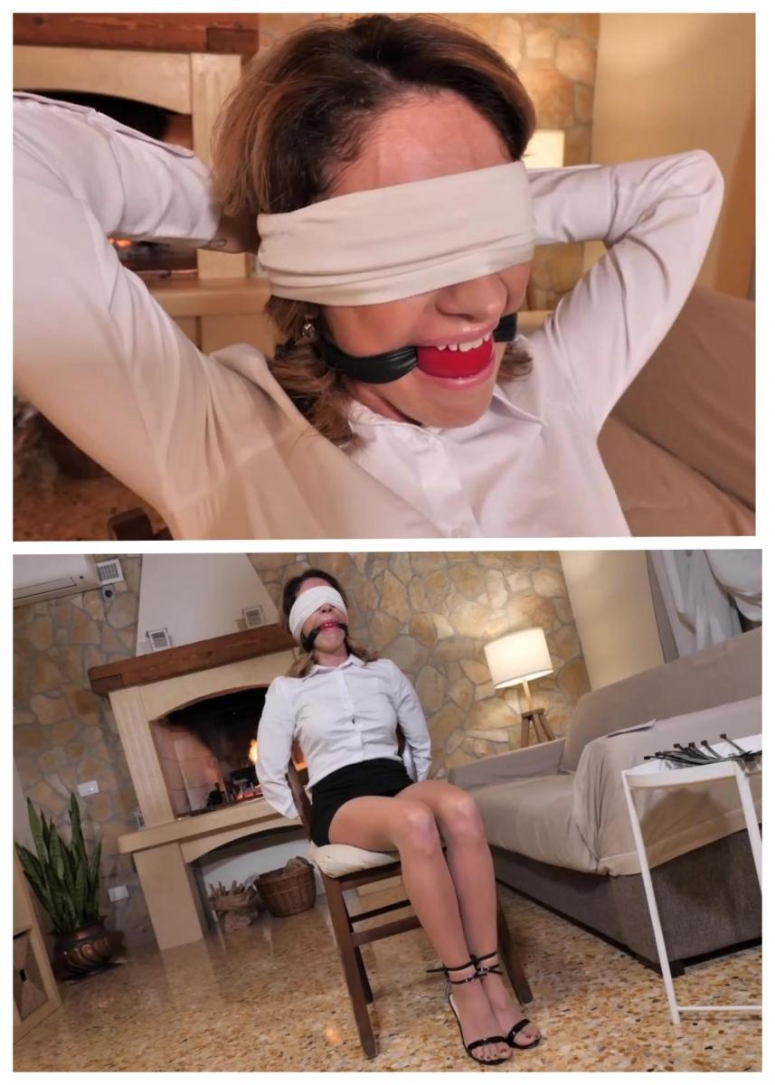 Alba Zevon - A Dangerous Mission MP4 阿尔巴是一名女警，她决定与被劫持为人质的政府官员交换位置。。她有一个汽车追踪器，所以一旦她到了被劫持为人质的地点，她的同事就能找到她，找到坏人，但她不知道事情不会那么容易，她会让自己陷入大麻烦。。。<br><br><br><br>阿尔巴是一名女警。她在卧室里和她的指挥官通电话。她对她的指挥官说：“是的，长官，我知道这是一项危险的任务，但我自愿与昨天被带走的政府官员交换位置。是的，我知道犯罪分子将受害者绑在非常痛苦的位置。是，我看到了你发给我的政府官员绑得非常紧的照片。我仍然想做出改变。”<br><br><br><br>这时，阿尔巴瞥了一眼电脑，看着屏幕上的一张照片，照片上的人穿着最紧身的紧身裤，头发贴在脚趾上，肘部接触，背部严重拱起，嘴里深深地塞着一个球。<br><br><br><br>看了一会儿屏幕后，阿尔巴合上了电脑的盖子。她对她的指挥官说：“我指望你来救我。我不知道我能忍受被如此严厉的捆绑多久。”然后她结束了通话。<br><br><br><br>阿尔巴穿上鞋子，在手机上拨打了一个号码，她说：“你最好遵守我们协议中的约定，一旦你抓到我，就让人质离开。我收到了你的信息——我知道在哪里与你见面，进行交换。”她起身走出卧室。<br><br><br><br>阿尔巴来到新的地点，她喊道：“我在这里，你们这些混蛋。”当她走得更远时，她看到桌子上有一张纸条。桌子上有一些拉链领带、一副手铐、一个球塞和一个眼罩。阿尔巴看着纸条，照着指示走。<br><br><br><br>金发女警察拉起椅子坐下。她用一条拉链扎脚踝，然后在脚踝之间用一条垂直的拉链扎紧脚踝。<br><br><br><br>然后阿尔巴绑上球塞。她又看了看那张纸条，意识到需要把它收紧，发出呻吟声。她把它绑得更紧了。<br><br><br><br>然后阿尔巴看了最后一眼纸条，然后坐下。她戴上眼罩，然后把双手紧紧地铐在背后。This is a custom clip! Alba Zevon is available for custom clips! <br><br>Alba is a policewoman who decides to trade places with the government official who has been taken as hostage.. She has a car tracker so once she will be in the location where she will be taken as hostage her colleagues will be able to find her and to find the bad guy, but she doesn't know that things won't be that easy and she will put herself in a big trouble...<br><br>Alba is a policewoman.  She is in her bedroom on the phone with her commanding officer. She says to her commander: “Yes sir, I know this is a dangerous mission, but I am volunteering to trade places with the government official who was taken yesterday. Yes, I know the criminal ties up their victims in very painful positions. Yes, I saw the picture you sent me of the government official tied incredibly tight. I still want to do make the switch.”   <br><br>At this point, Alba glances at her computer to look at a picture on the screen of someone in the tightest possible hogtie, with her hair attached to her toes, her elbows touching, her back arched severely, a ball gag deep in her mouth.<br><br>After looking at the screen for a few moments, Alba closes the lid of her computer. She says to her commander, “I’m counting on you to rescue me. I don’t know how long I could stand being tied up so harshly.” Then she ends the call.<br><br>Alba put her shoes on, she dials a number on her cell phone, and she says, “You’d better live up to your part of our agreement & let the hostage go once you have me. I got your message – I know where to meet you to make the exchange.” She gets up and walks out of the bedroom.<br><br>Alba arrives at the new location, and she shouts, “I’m here, you bastards.” As she walks further, she sees a note on a table. On top of the table are some zip ties, a pair of handcuffs, a ball gag, and a blindfold. Alba looks at the note and follows the directions. <br><br>The blondie policewoman pulls up a chair and sits down. She uses a zip tie to tie her ankles, then a vertical zip tie in between her ankles to cinch it tight.<br><br>Then Alba straps on the ball gag. She looks at the note again & groans as she realizes that she needs to make it tighter. She straps it much tighter.<br><br>Then Alba takes one last look at the note and set sit down. She puts on the blindfold, and then cuffs her hands behind her back very tightly.