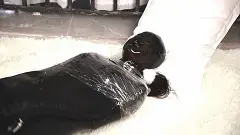 [FSS] kaka小姐姐的双层睡袋拘束与双层呼吸头套挑战 乳胶 紧身衣 睡袋 呼吸抑置 双层头套 木乃伊强高 放置强高 更多内容 请点击我的头像-视频 乳胶小姐姐给双马尾的kaka套上乳胶睡袋，抽完空气的kaka 就好像条光滑的虫子在地上扭来扭曲。然后用塑料薄膜裹上大棒子 强力的震动透过睡袋完全传递到小姐姐身上，再给她套上又爱又怕的黑色呼吸头套，急促的呼吸声中，再加上一层 。kaka用上吃奶的力气想获得空气。刺激内容，敬请激赏