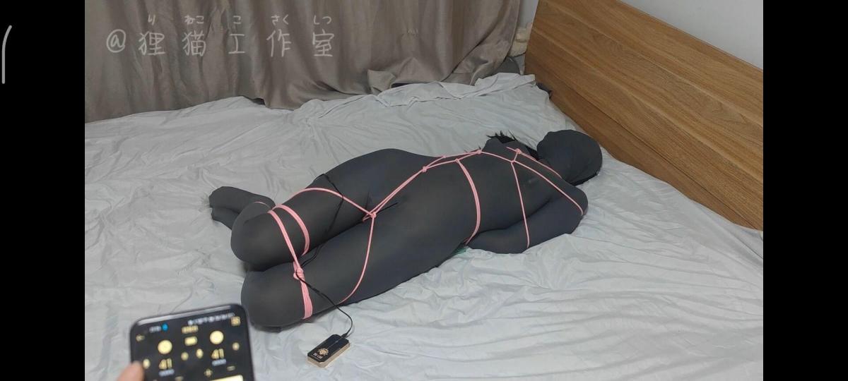 小S(男)与小M（女）的二次相遇 【狸猫工作室】今天上期的小M与小S迎来了第二次相遇，应粉丝要求，想看龟甲缚，我与他俩商量也经过了同意，为此小S现学的龟甲缚，但是绑的可能还是不是太好看，毕竟是第一次，但是此视频对小M的严厉程度直接上升了一个档次，由原来的[X_X]变为[X_X] 乳部按摩器 郊狼，本来想着第一次使用开到30就是最好档，结果小S一兴奋直接开了40多，给小M刺激的喊得好大声，直接挣扎到抽搐一样，再加上[X_X]，乳部按摩器并用，足足震了20多分钟，zentai下面直接湿了一大片，没想带第二次玩他俩跨度就这么大，给人家小M弄得都有点不开心了，鉴于小S的表现不好，再有下次，直接训化送给小M玩两天，给他长长记性<br>(顺便一提，给位想看什么欢迎留言，会尽量满足大家哦)