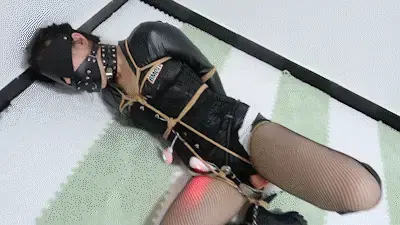 【冬楚楚原创】自缚挣扎~第四期：女王COS+长筒靴+完全束缚控制强制高-潮+超级推荐这期~《自缚禁欲》 冬楚楚原创绳艺视频，纯绳艺视频。<br>本系列第四期：主人的任务之《自缚禁欲》来了。<br>喜欢上期的，这期可以直接不犹豫购买，自己真心推荐，也是楚楚比较喜欢的题材。<br>任务内容：（要求）双插内裤穿上后依次穿上渔网袜、皮衣、贞操带、束腰、脚铐后，开始做家务，过程中不能发情。<br>如无法忍受双插内裤导致发情，就惩罚用绳子捆绑起来，后面放狐狸肛-塞，下面放乳胶阳-具，强制到高-潮为止。<br>主道具：双插内裤X1、靴子X1、项圈X1、皮衣X1、乳夹跳-蛋X1、阳-具强制口塞X1、铐镣X1、贞操带X1、渔网袜X1<br>备用道具：狐狸肛-塞X1、假乳胶阳-具X1<br>本期一如既往采用第一视角束缚和第二视角展示穿插展示。<br>剧情介绍：道具展示、自缚着装、强制GC、挣扎无用。<br>自缚后再加固束缚下靠自己挣扎解开，能否解开全凭天意。<br>视频时长为00:49:25分钟，文件大小：2435MBMB左右，请勿在线解压，在线解压会被和谐“无法播放”。<br>视频拍摄束缚道具，楚楚基本都是穿完一套都会闲置，闲置的没地方放了，丢有舍不得，如有需要的自缚COS爱好者，可以联系楚楚询问，确定购买者加企鹅：1256342419“注明来意”，不闲聊。<br>解压方式：下载解压两次。下载第一遍解压后，将TXT后缀修改为7Z后，再次解压一遍即可。解压密码：<span style='color:#b0b0b0;'>[隐藏文字，购买后可见]</span><br>定拍联系企鹅：1256342419<br>顺道再提一句：小说板块有我自己的自缚笔记文，喜欢文的可以在文板块搜索《冬楚楚》观看。（才疏博浅·望尊可赏心悦目）