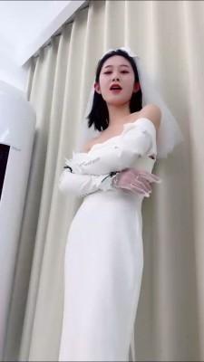 【狗哥】情侣主第一视角羞辱-婚纱诱惑 【狗哥】情侣主第一视角羞辱-婚纱诱惑<br>原创作者：狗哥<br>狗哥和女S第一视角羞辱，女S穿着类似婚纱的白裙子，新娘诱惑