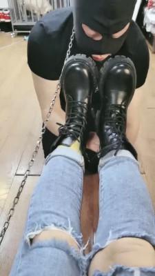 【调教视频】【西安欣】狗笼圈养喂食狗【双视角版】 剧情简介：姑奶奶的原味臭棉袜味道怎么样啊？还有姑奶奶特意为你准备的这双黑色长筒马丁靴......隔着老远我都闻到了从长筒靴里飘散出来的臭脚丫子味儿！赶快帮老娘将鞋子里的足臭全部吸干净......（本人文笔不好！无法将视频最诱人的地方描述出来！视频究竟值不值得购买请看截图和预览）