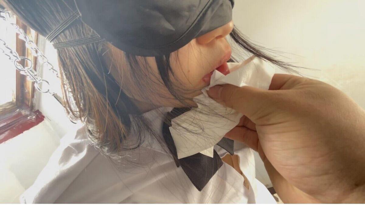 【娜绳工作室】【青柠】QNLK-26 正在练习室练习舞蹈的青柠因为舞蹈跳得好忽然被人点了出来，指名要青柠去演电影，给的片酬特别高。这就让青柠动心了，于是她二话不说就去了，去了以后，导演让青柠饰演罪犯，先让青柠体验一下镣铐，一开始慢慢体验只带脚上镣铐和前手铐，但慢慢的就开始让青柠体验更加严厉的了。从前面到后面，慢慢的进行铐，从后面铐住手肘和手腕后，导演暴露了本质，青柠被抓住了！忽然之间青柠被戴上了口球，这让她根本无法求救，导演拿出来了[X_X]在她身上来回折磨折腾青柠，不光这样，导演看着这样还不够，又拿出来了肛钩在青柠身上使用，肛钩加[X_X]是个很好的组合。[X_X]震动着小肛钩，肛钩震动的青柠的全身，青柠在被震动的时候不由自主的摇晃着身体配合[X_X]的速率，这应该是玩爽了！还有其他折磨青柠都在视频里，各位看官没看的可以自行脑补，看了的相信不会后悔。青柠被折磨后，被无情的导演丢在了房间里，视觉被剥夺的青柠妹子听见门关了的声音，不由自主的害怕起来，现在只剩下无尽的黑暗和折磨等待着青柠。在无助的骚叫下不知道接下来还会有什么等待着她呢？<br>为防止视频被盗版，网站上发的是大水印的，如果想要无水印的可以私聊我<br>需要定拍的妖狐发私信跟我沟通你的大概想法，确定需要定拍留下QQ我加你详聊商谈，有兴趣洽谈合作女绳模的私信留下QQ，看到会加你联系<br>有兴趣的朋友也可以提供服装以便于视频拍摄<br>娜绳工作室的QQ联系方式：642462518<br>私人定制或者定拍请联系V：15666058278<br><span style='color:#b0b0b0;'>[隐藏文字，购买后可见]</span>