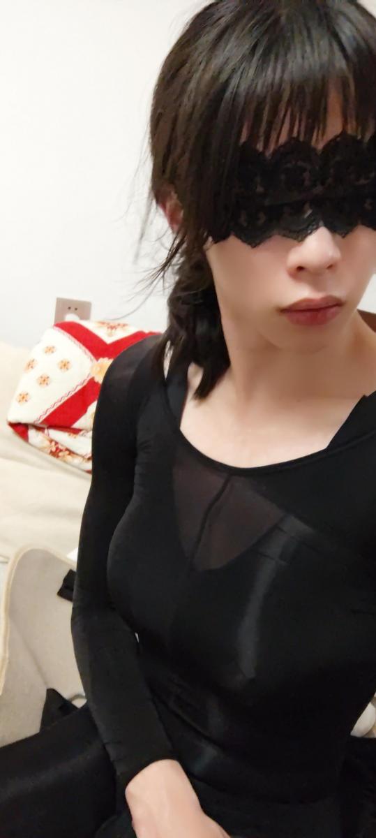伪娘OL包臀裙连体丝袜自缚 新人第一次投稿，手法不是很好，见谅。有恋物癖情节，服装是黑连体丝袜加欧式束腰，外面是OL制服包臀裙，还穿了一双吊带黑丝，涂了指甲油，高跟凉鞋。束缚完毕后启动定时锁，挣扎时连体丝袜与绳子摩擦肌肤，ZDB最大功率顶住下面。不一会口水就不断地从口球里流出来，刚开始没多久就到了一次，后面又到了两次，整个人都浑身酥麻。实际捆绑放置时间接近一个半小时，剪辑只保留了关键部分（用力挣扎gc的时候）。原本想做一个jy采集瓶子，可惜没固定好掉了，下次再看看怎么改进。用花纹蕾丝蒙上眼睛人看着没那么丑，而且能看到镜头调整姿势。6：03之前是换装过程，16：53定时锁启动开始享受。有呻吟（男音）和口水流出，[X_X]最大功率。在一个人独居后终于有条件拍摄了，我会学习提高自己的绳缚水平的，大家有什么想看的服装，类型可以私信或评论给我建议，不要太重口难度太高都可以考虑。衣柜里还有jk 水手服 兔女郎 女仆装 旗袍等等。<span style='color:#b0b0b0;'>[隐藏文字，购买后可见]</span>