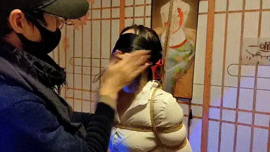 小m果儿被捆绑调教 小m果儿，白衬衣下身内裤，日式紧缚吊在竹竿上，被扇耳光，鞭打放置，跪绑在地，口球堵嘴。视频解压密码：chuxin。<br>一绳所爱绳艺体验店面向全国爱好者开放，本店提供绳艺捆绑模特服务、体验女绳师捆绑服务、体验长时间囚禁服务、绳艺教学培训、绳艺交流会、场地出租、专业麻绳销售，原创视频套图销售、作品私人定制、模特原味丝袜出售等，另外本店招募同好合作伙伴。微信：351552501初心