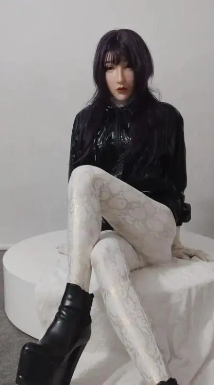 蛇皮全包zentai也是随便整点 也是过年前的时间拍的，之前留言建议玩玩这个，于是我也买个来试试。结果刚刚开始不久后，我就顶不住了，实属有点丢人。以后再慢慢坚持一下。这些几个视频都是过年前录的，还有几个后面上传，谢谢支持
