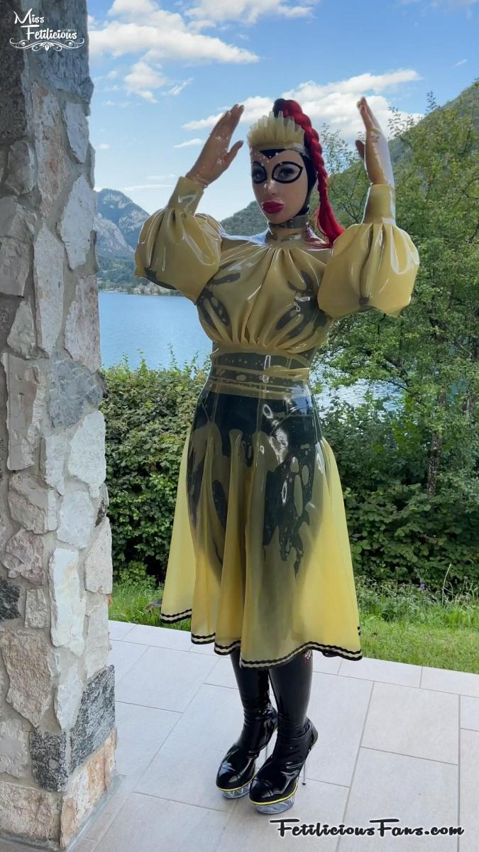 Double Layered Latex Dreams 我喜欢这件透明的乳胶装！ 我觉得下面黑色很好看。<br>在这个视频中，我想用我的橡胶[X_X]来逗你。<br>最后我还戴上了我的透明球帽。<br>I love this transparent latex outfit! I think it looks great with black underneath. <br>In this video I like to tease you with my rubber pussy. <br>I also wore my transparent ball hood at the end. 