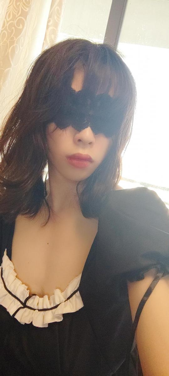伪娘女仆装后手缚座椅拘束强高~ 阳光明媚的一天，来兴致就直接在阳台边玩自缚了。这次是可爱的女仆噢，没有绑马尾这一次。坐在椅子上，用一条卡扣收紧绳连接脚腕和椅子还有脖子，拉紧可以把自己固定在椅子上。绑好脚，再把大臂绑起来，然后用另外一条卡扣收紧绳连接绳套。把收紧绳固定在后脖子，手腕放进绳套，拉紧，在定时锁解开前就完全被拘束了，用力挣扎也无济于事。棒棒的功率太大了，s了以后很快就忍不了了，像被责了一样，手够不到，大腿用力很勉强才挤开一点。这次用后置摄像头录的，感觉画面舒服了很多，女仆装也让我臭美哈哈哈哈。<span style='color:#b0b0b0;'>[隐藏文字，购买后可见]</span>
