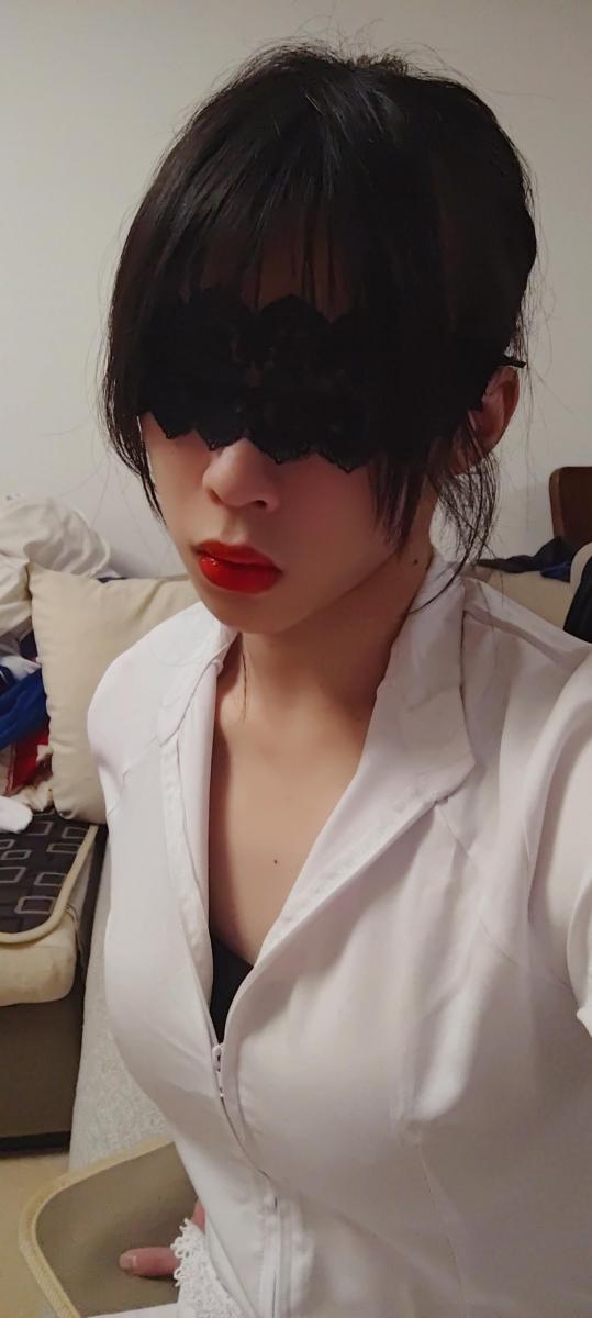 伪娘白丝护士直臂驷马自缚 收紧绳到货了，当天晚上就迫不及待玩了，因为使用了收紧绳的缘故，这次驷马的拘束感和[X_X]远胜之前，口水不停地从口球里流出来，没一会就s了。这次自缚出了点小意外，我把绑脚腕的绳子多出来的一点做了收紧套，连接上收紧绳的卡扣。在最后解缚的时候发现卡扣太高了，直臂捆绑的手臂很难碰到卡扣，使不出来力气。然后手臂逐渐充血失去直觉，驷马拉得特别紧，起不了身，直臂绳套不利用环境很难脱下来，于是乎真的看上去束手无策了。幸好灵机一动把脚顶在桌子边，压紧驷马动作，手勉强解开了卡扣，并利用连接绳拉下直臂绳套才成功脱缚。所以说一个人自缚一定要备好剪刀，吸取教训。脱缚片段没有剪掉，在最后面，确实能看出来我有点慌。<span style='color:#b0b0b0;'>[隐藏文字，购买后可见]</span>