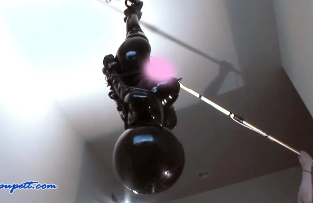 HOUSE OF GORD - FULL RUBBER SUSPENSION - PART THREE HOUSE OF GORD -  全橡胶悬架 - 第三部分  | 模型。恋物癖模特Pupett, Jeff Gord & JG Leathers <br><br><br>HOUSE OF GORD - FULL RUBBER SUSPENSION - PART THREE | Models: Fetish Model Pupett, Jeff Gord & JG Leathers <br><br>