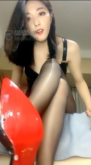LisaQueen 被wt的废物腿软了吗 原创者：LisaQueen<br>简介：女神LisaQueen 黑色吊带裙搭配黑丝高跟 第一视角调教被wt的废物 丝袜美脚舔脚喂食 重度羞辱 腿软了吗 贱狗射了吗 