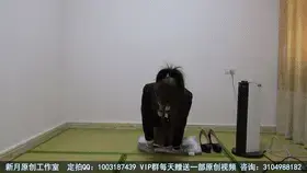 【雨涵工作室】【佳怡】性感职业装女孩被上手铐脚铐，跪地惩罚。我坚持不住了我给你们磕头了！我错了！求求你们放过我。 我犯错了？可怜的我被不明不白的安上了罪名，受到惩罚。镣铐先穿过我的手腕把我两只手铐住，然后是我的脚。铐上之后被按在地上跪着……我刚开始还跪得笔直笔直的，可跪着我膝盖疼，然后就出现了各种千奇百怪的跪姿……最后实在忍不住了，我好几次都跪地三叩首请求你们的放过。可你们似乎无动于衷，可怜我小小女子啊。呜呜呜，你们放过我好不好，我在给你们磕头！我错了！我错了！我错了！