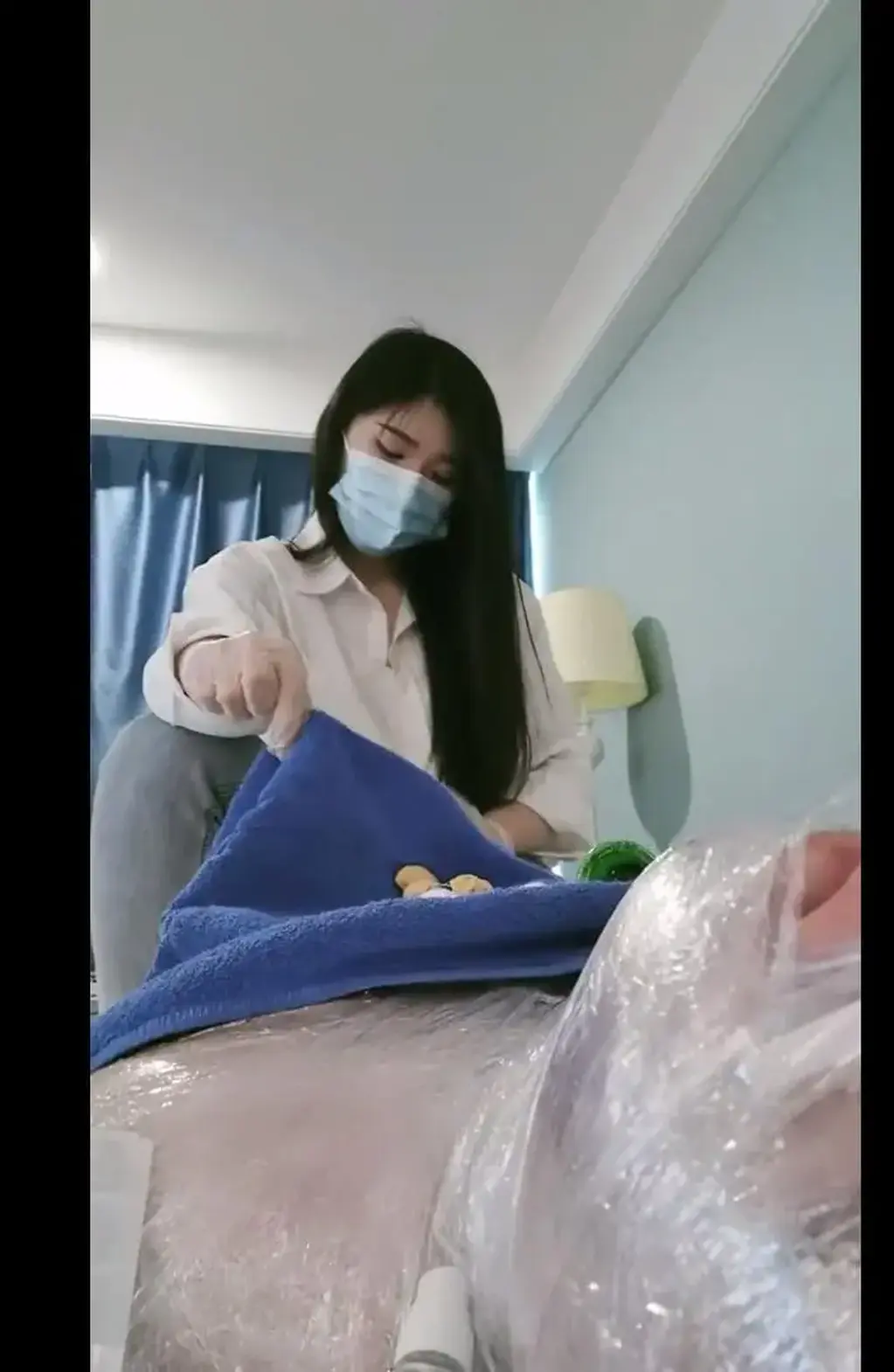 【失心】臭袜保鲜膜木乃伊-踩踏/乳穿刺【续集】 标题  【失心】臭袜保鲜膜木乃伊-踩踏/乳穿刺【续集】<br>原创者 【失心】<br>剧情  美丽的失心女王把奴绑成木乃伊，隐藏视角让人想入非非，希望大家喜欢