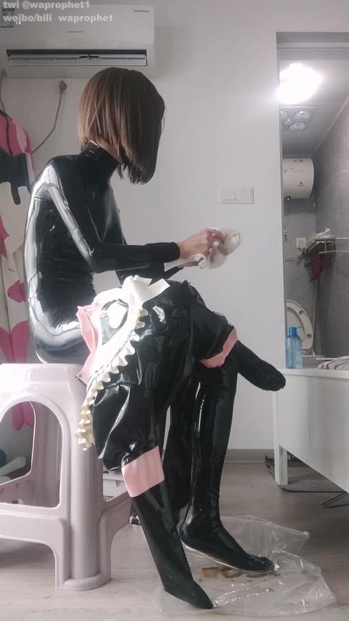 双层jk胶衣外出，45厘米g塞cha入，野外拔出 黑色胶衣 乳胶jk双层胶衣，再加上乳胶束腰，满满的包裹感<br>穿上胶衣后cha入足足45厘米长的g塞外出<br>蒙蒙小雨下在小区散步，在野外过道拔出45厘米g塞后返回<br>