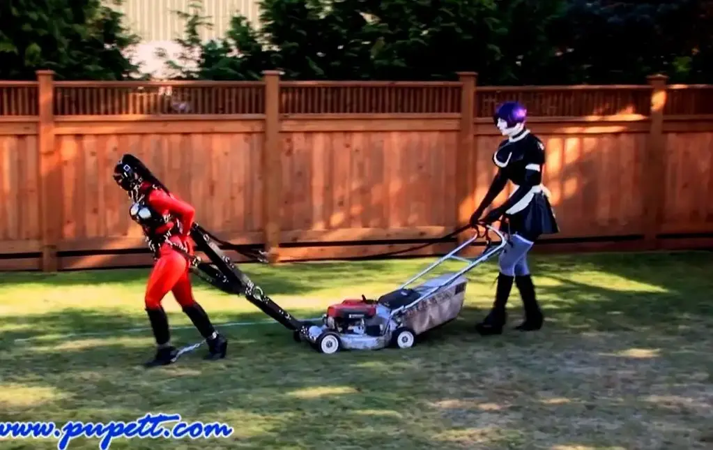 A DAY IN RUBBERPONY'S LIFE - PART FOUR RUBBERPONY生活中的一天 - 第四部分｜模特。恋物癖模特Pupett, Steffy The Rubberdoll & J.G. Leathers  <br><br>A DAY IN RUBBERPONY'S LIFE - PART FOUR | Models: Fetish Model Pupett, Steffy The Rubberdoll & J.G. Leathers  <br><br>