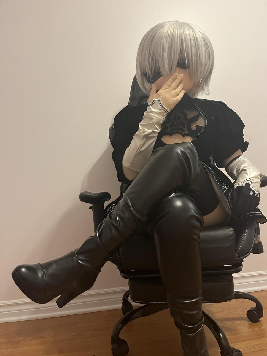 Mandi (マンデ) - 2B tying and teasing This is one of the videos from Mandi's Bondage series!<br>Mandi is dressed as famous 2B and is being tied up and tape-gagged! Later on, her master teases her until reaching climax multiple times, showing her beautiful Wand harness!