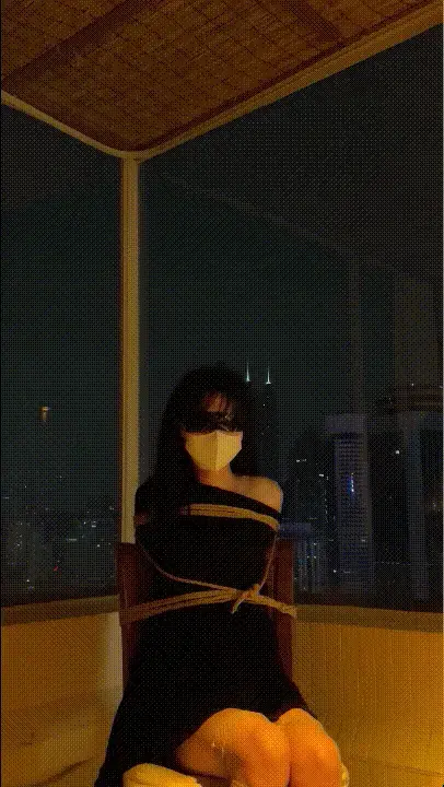 【黑色叶子】像是入室不成反被绑的小特工？椅子捆绑+白袜+振动游走 这次被绑在了椅子上，手腕处被绑着的地方有根绳子连着脚踝附近的绳子，手根本抬不起来，脚踝的地方被绑在椅子中间，下方很难移动...这种固定式的捆绑挺让人没有办法的。拍完之后被说像抓了个不知天高地厚的小特工，就绑着逗着玩...<br>关于口球这个道具，我之前是试着戴过的，但是我很久之前就开始有张大嘴巴会很容易疼的毛病，可能是构造问题还是啥？反正戴起来不一会就会很疼很疼，加上口水什么的，我真的是受不住，很怕时间长一点就合不起来了，而且我自认为我戴起来真的不好看。所以以后应该也不会出戴口球的视频，希望大家理解~喜欢口球的小伙伴们可以多多支持站里其他的小姐姐，她们也十分辛苦~<br>如果想要更多支持叶子的话可以加入赞助计划或者赞助服装哦，叶子会非常感激的，也会有每期视频gif精选的小福利~
