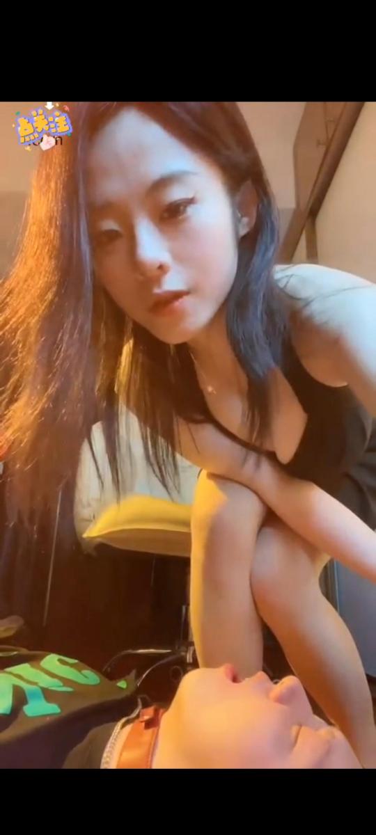 不知名美女 独家发布 惩罚不听话的奶狗 套路直播，诱惑家奴，用手挑逗，黑丝诱惑                                       大尺度睡衣，很有撸点的一部