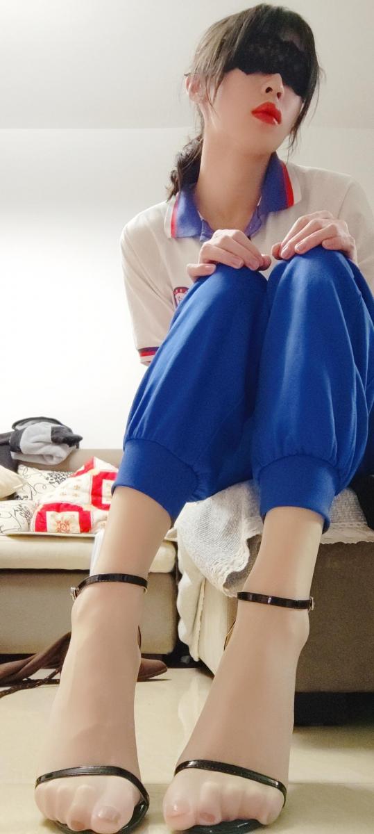 伪娘反差俏皮马尾女高校服折腿缚~ 正为没有新鲜的装扮苦恼的时候，在衣柜里翻出了多年前的校服，灵感突然涌现了。换上衣服后看着镜子里一副俏皮马尾活泼可爱的女高中生样子，突然感觉如果自己是女生上学时也会是这样子吧，应该能有一两个男生表白的级别哈哈。这次尝试了折腿缚，在沙发上用棒棒去了。不过这个姿势真的很限制行动，我甚至不敢用力转身怕摔下来。所以基本全程都是开腿面对镜头。服装也有些问题，穿的油亮肉丝，虽然后面加穿了一条内裤，但是还是顶出来了，俗称走光，于是乎后边段视频我都加了图片遮挡，也许有点影响观感。那就价格低一点补偿你们。校服真滴很可爱。<span style='color:#b0b0b0;'>[隐藏文字，购买后可见]</span>