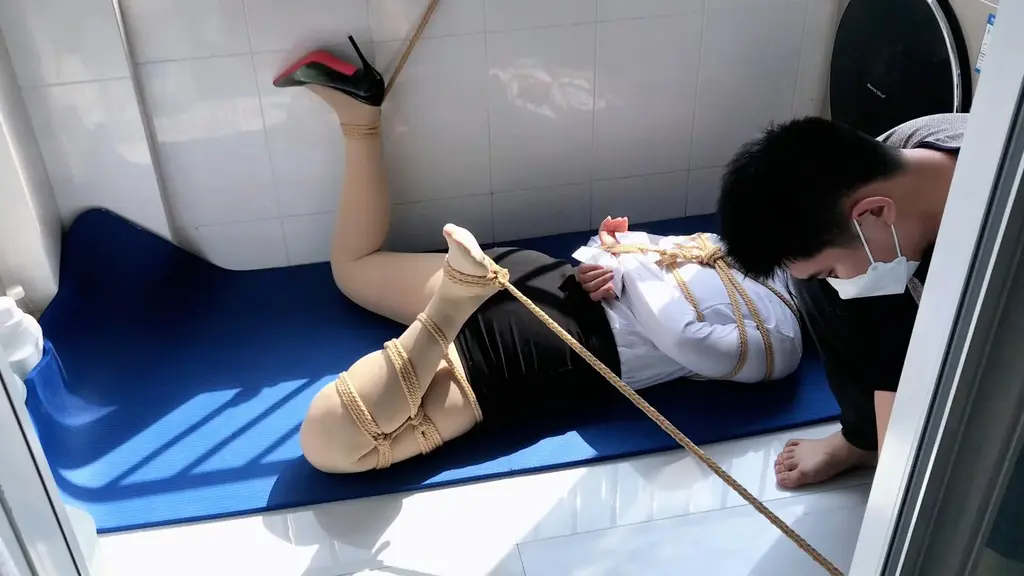 阳台上被折磨到嘤嘤叫的女生~~~ 阳台上被折磨到嘤嘤叫的女生~~~<br>这妹子穿光腿神器来的，虽说没薄丝有质感，但是手感不错啊，各种挠脚，丝袜脚脚蹂躏，绳缚，超有看点，最后有黑屏，是因为要放花絮的，结果剪辑软件没更新，没放成功<br>接定拍  出妹子的原味内衣裤，高跟丝袜  Qq  2311587113
