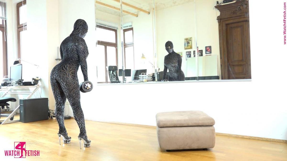 Sports Exercises In Latex And Zentai Miyu doll in spandex works out at the gym.<br><br>穿着氨纶的 Miyu 娃娃在健身房锻炼