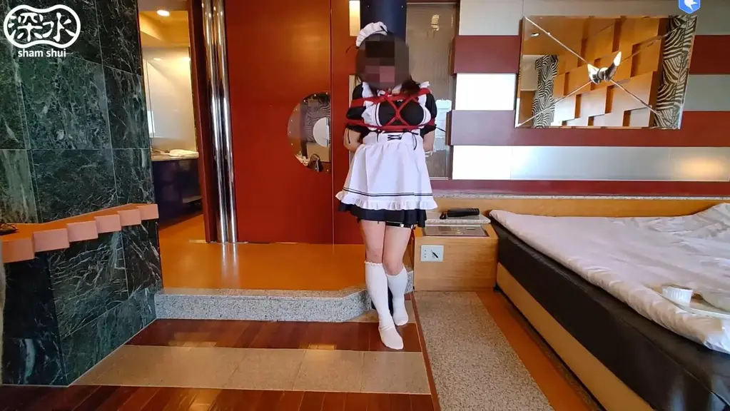 メイドが柱に縛り付けられて電流拷問される(D子) メイド姿の女の子が、柱に縛り付けられて電流責めに遭います。<br>泣き叫んでも逃げられない絶望のシーンをご覧ください。<br><br>足の付根に装着された電気ショック器具と、胸に取り付けられた電流器具で、執拗に電流を流され悶えます。<br>柱に縛り付けられているため、逃げ出すことはできません。ただむなしい叫び声をあげるのみ...<br><br>※ モデルは女性です。<br>※顔出しはしていません。ご了承ください。<br>※モデルは18歳を超えており、同意の上で撮影しています。<br><br>動画ファイル形式: mp4形式 解像度: 1920x1080(FullHD)<br>動画の長さ: 13分16秒<br>ファイルサイズ: 220MB<br><br>女仆被紧缚在柱子上，双腿腿根处，胸部带有电极，电的女仆嗷嗷叫。叫声销魂~~奈何被紧紧捆绑，无处可逃，等待她的只有无尽的电流折磨。