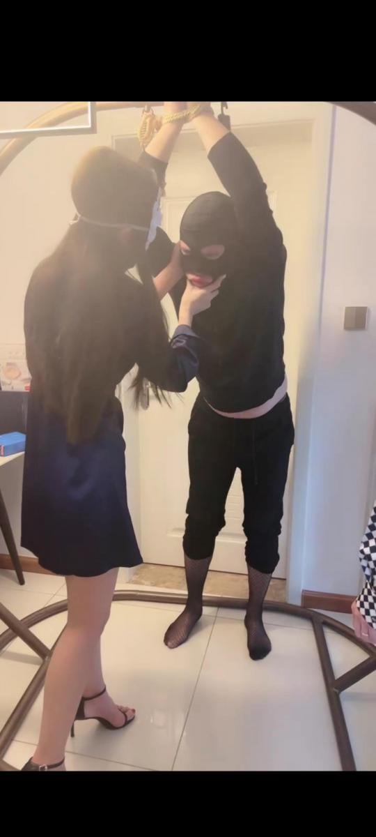 妆主大大 剧情 女同学介绍相亲 套路妆主大大，双女王调教恋足狗                                            捆绑，鞭打羞辱对象
