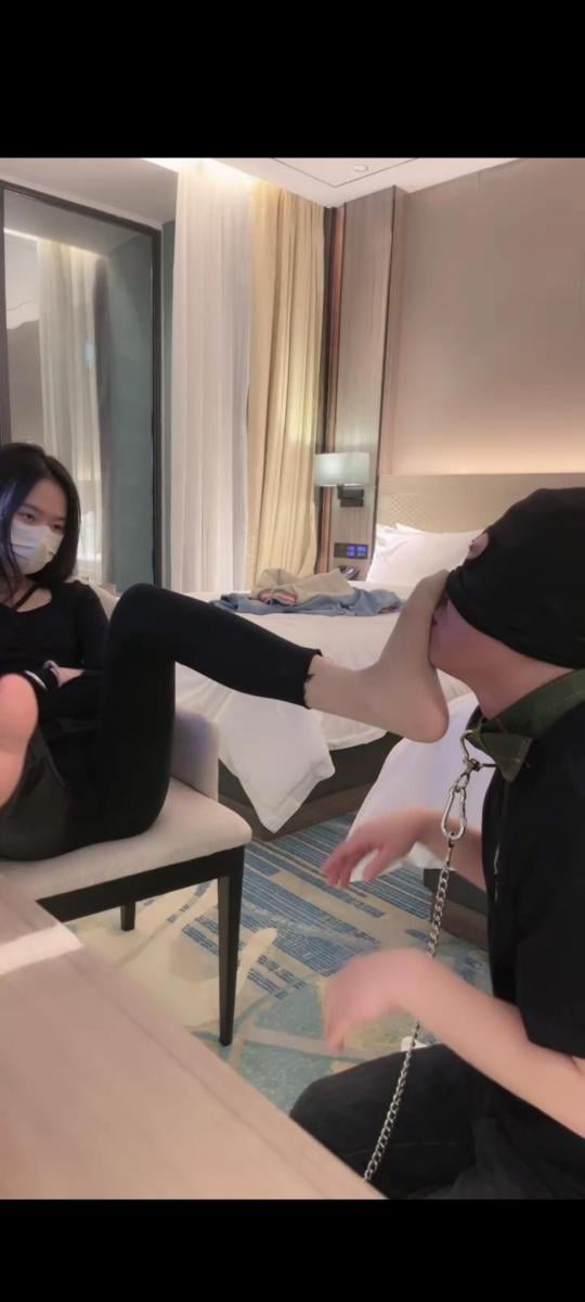 万一 新年第一次调教 套路万一女主，调教恋足狗                                                                      遛狗踩踏舔脚