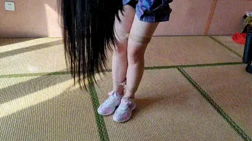 子欣欧式直臂捆绑放置 子欣欧式直臂紧缚，双手反吊，股绳紧缚，欧式直臂裸足驷马放置。视频解压密码：chuxin<br>一绳所爱绳艺体验店面向全国爱好者开放，本店提供绳艺捆绑模特服务、体验女绳师捆绑服务、体验长时间囚禁服务、绳艺教学培训、绳艺交流会、场地出租、专业麻绳销售，原创视频套图销售、作品私人定制、模特原味丝袜出售等，另外本店招募同好合作伙伴。微信：351552501初心