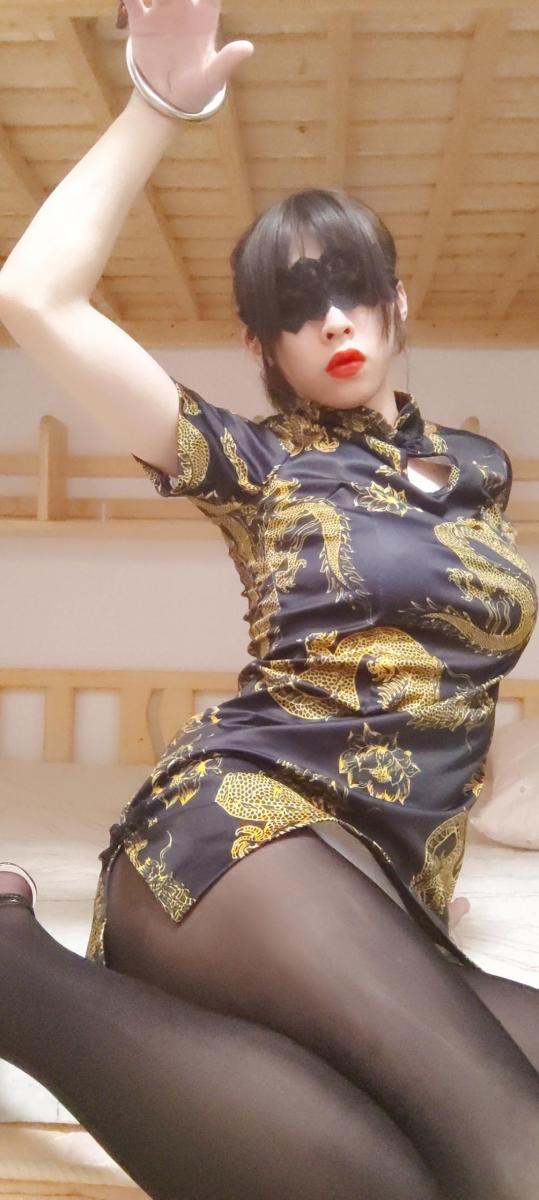 伪娘旗袍黑丝后手缚强制抬头 一件高叉的旗袍，一双修长的黑丝腿，性感的凉鞋和丝袜中若隐若现的脚趾。基本的后手缚然后腰和马具口球都用收紧绳吊在铁环上，固定榨j。本来想试一下吊缚的，奈何找遍家里也没有发现合适的吊点，就勉强利用了一下客房的双层床。绳子也该换一批了，数量长度都不够我吊缚，这几天高强度更新也磨损了很多绳子。等周三提现有米了就去淘宝买个室内引体向上支撑架用来吊缚，再添点新衣服。这几天休息一下不更新了，下期预告开叉到胸的修女服加连体丝袜，还有尾巴？（某人的私信愿望），话说连体丝袜没开档唉，尾巴好像不能插件，难搞噢。