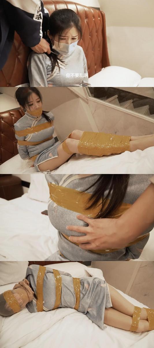 旗袍美女下班后，被入室抢劫，黄色胶带捆绑，袜子堵嘴，丝袜套头 旗袍美女下班后，被入室抢劫，劫匪搜刮一遍后，被胶带捆绑的旗袍美女竟然想偷偷溜走。劫匪一把拉回，并脱下自己的袜子塞入美女嘴巴，再胶带堵嘴。。为了防止美女再次逃跑，堵嘴后再丝袜套头，把眼睛也用胶带蒙住。没有逃走的希望~~美女只能绝望的在床上挣扎！！！<br>文件解压码：123456
