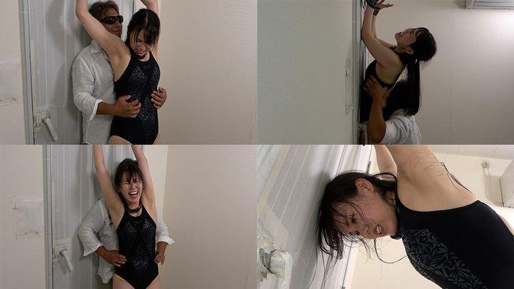 【くすぐり】Hカップの競泳水着美人を悶絶くすぐり責め【冨井美帆】 今回はスタイル抜群の美人、美帆ちゃんを<br>足腰立たなくなるほどくすぐりまくっちゃいました！<br><br>最初は強気に抵抗する美帆ちゃん、ですがくすぐり始めると<br>身をよじって大絶叫！<br>