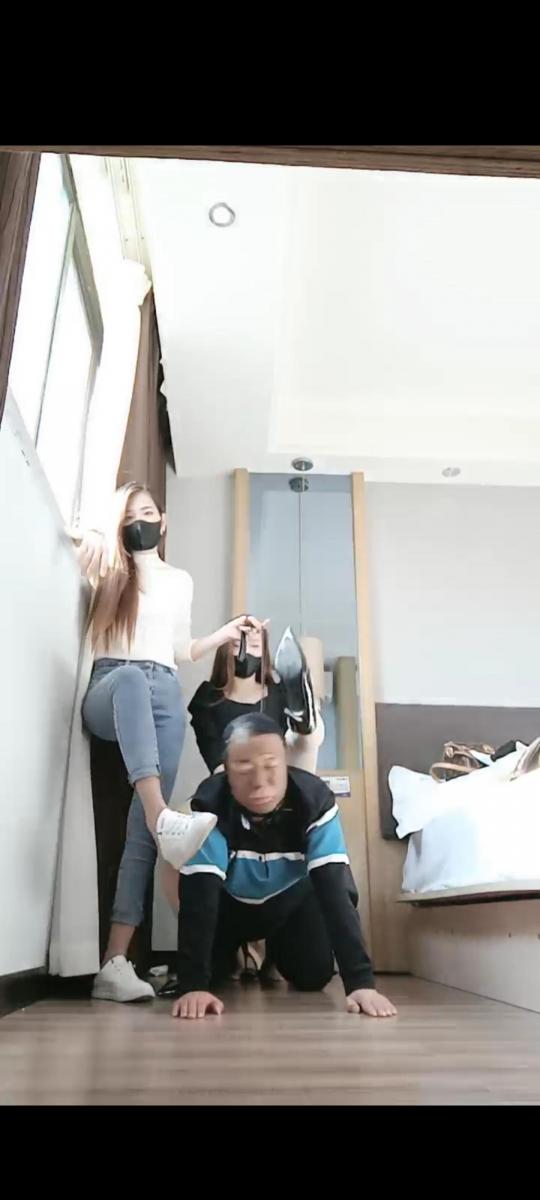 多多 剧情 我的干爹是条狗 多多女主，双女王调教下贱狗                                                 遛狗踩踏，恋足羞辱
