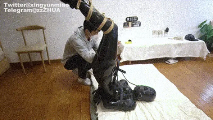【ZHUA76】《全包乳胶蛇缚半吊/充气口塞呼吸K制》刚塞和口塞都要一起充满喔~固定好双小话筒，身体被填满满、绝闷、鞭打、抖动...再高朝【伪娘】 内容详细——<br>•脚穿芭蕾鞋，并腿绑成蛇缚，再倒置半吊起，只有肩膀和头部在地面，露出屁股。<br>•后面塞了充气刚塞，前面嘴巴塞了充气口塞，全包头套，只有鼻子可以呼吸了。<br>•固定了两个小话筒在敏感处，齐开，爪爪很耐玩，可以欣赏很久~~<br>•充气口塞，充气到一定程度会堵满嘴巴，倒置没法呼吸或呼吸困难，运用了这个玩法ZX~<br>•塑料袋、湿纸巾，在绝闷中达到高朝，是爪爪最喜欢的方式~<br>1.预览图都是动图（GIF），可以点开观看。请各位欣赏，请大家支持正版，给爪爪支持才能创作更好的作品，谢谢大家(๑′ᴗ‵๑)❤<br>解压密码:<span style='color:#b0b0b0;'>[購入後に隠しワードが表示されます]</span><br><br>另外：招募珠三角绳手或模特（女），带薪拍摄（详细站内私信留下联系方式）<br>Twitter：@xingyunmiao<br>Telegram:@zzZHUA<br>视频号:ZHUA076