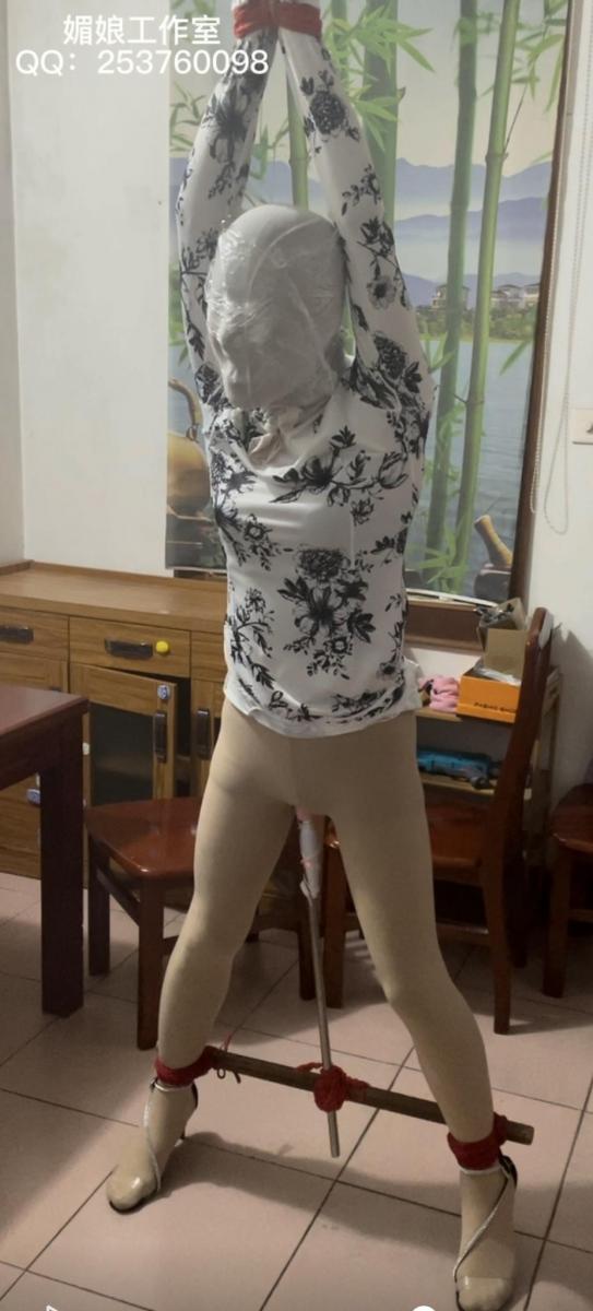 旗袍站立吊调教 媚娘工作室<br>旗袍 肉丝 网红高跟<br>姿势 手高高吊起 腿用木棍撑开 钢管支XT，振动<br>TK 求饶 GC叠起<br>业务咨询QQ253760098