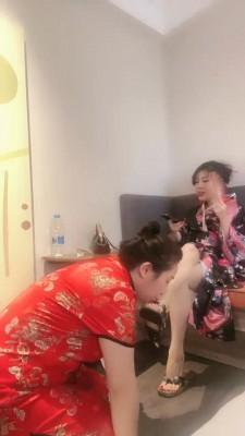 【歌迪丝S】调教心心念念的三姨骚母狗 【歌迪丝S】调教心心念念的三姨骚母狗<br>原创作者：歌迪丝<br>歌迪丝女主调教骚母狗，让骚母狗给自己舔脚，做自己的狗