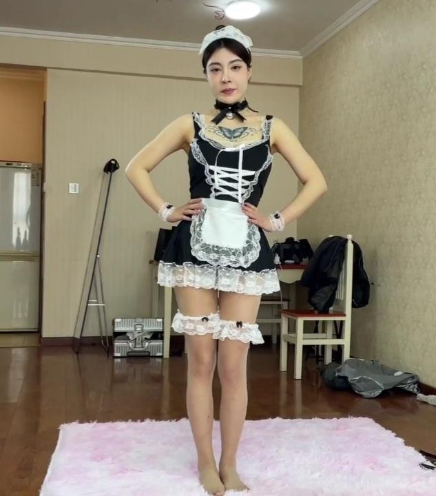 【贝特工作室订拍】SM魔术师安慈的逃脱表演下 女仆装 团缚 挠脚 颜值高 身材好 不要错过 贝特工作室订拍作品，模特安慈，身材好颜值高，喜欢的小伙伴不要错过哦！接上集安慈身穿女仆装被助手催眠后，任凭助手捆绑，将她手用胶带包成拳头，然后将她上半身绑成胸缚，并且手被绑到腿边，基本上是整个身体被绑住，然后腿跟身体绑在一起，并且并且还要将钥匙拿出来才算成功这里有个小插曲，忘记将钥匙放到丝袜里的脚底了，不过整体没有影响，整个视频非常好看，最后安慈先将上半身解开然后将腿部绳子解开，演出结束完结。两部全部发了，搜索安慈就能找到啦，大家多多支持感谢！