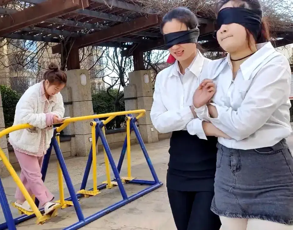 俩女孩户外蒙眼摸瞎走路 紫涵和小花影两个女孩在户外相互蒙上对方的眼睛，两人看不见的情况下在路上摸瞎走路聊天，路人奇怪的眼神，最主要天气还挺有点冷，两人相互拥抱。然后摸瞎走到室内，蒙眼脱掉对方鞋子相互挠痒挠脚心，玩尽兴后给对方解开眼睛。视频解压密码：chuxin。<br>一绳所爱绳艺体验店面向全国爱好者开放，本店提供绳艺捆绑模特服务、体验女绳师捆绑服务、体验长时间囚禁服务、绳艺教学培训、绳艺交流会、场地出租、专业麻绳销售，原创视频套图销售、作品私人定制、模特原味丝袜出售等，另外本店招募同好合作伙伴。微信：351552501初心