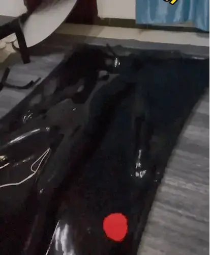 「黑色油亮紧身衣+真空床调教+乳胶呼吸袋」女友被调教到哭+真空床入体套（真空床进出全过程）震动玩具+呼吸袋 购买后可免费看福利花絮～已附上链接 <span style='color:#b0b0b0;'>[隐藏文字，购买后可见]</span><br>【这次的真空床视频是原视频下的留言建议的翻拍版本，每一个PART在视频中均出现，依旧是真空床入体套 [X_X]（2L呼吸袋） zhendong玩具 调教哭了】！<br>本视频采用第一人称和第三人称结合拍摄！前半部分是第三人称，后半部分是第一人称内容精彩 全程无码！<br>视频PART1：进入真空床前，为了防止耳压过大，女友穿着全包黑色油亮紧身衣后，自己带上乳胶呼吸kz头套。头套由一个呼吸头套和充气口赛组成，其先张开嘴塞入口塞，后在男友帮助下带好乳胶头套，第一次带因为头套太紧没有带上，第二次成功带上，之后男友捏了几下充气塞，听得女友闷哼几声，概是口塞已经充气变大塞满整个口腔<br>视频PART2：女友先把脚伸进真空床入口处，在男友帮助下慢慢一点一点把身体埋没进真空床中，因为害怕其向男友反复确认。这个地方有一个俯拍的真空床构造大家可以看一下真空床带套的全貌<br>随着抽气机的声音响起（这次更换了超大功率抽气设备），男友带上了乳胶手套，开始了全程从头到脚的抹油过程。随着女友身型一点点地被勾勒出来，油也遍布全身，使得更加性感。塞入双tiao蛋后，打开开关，在强烈的zhen动下女友因为呼吸困难再加上幽闭空间的害怕多次乞求停止抽气，但是最后依旧被抽到了真空，期间发生了剧烈的挣扎 床体发生形变伴随着哭泣声，其在真空床内止不住的啜泣和害怕，男友抚慰了一下情绪扔继续调教（这部分两个视角都有，大家可以看视频！很精彩）舌舔玩具舔全身<br>视频PART3:真空床抽紧后，男友将一个2L的乳胶呼吸kz袋套在了口塞呼吸管的外部，在下方靠上了zhendong棒，同时打开了双[X_X]的开关，此起彼伏密集的嗡嗡声伴随着女友的呻吟声同时响起，一阵gc过后。男友仍不满足，将zhendong棒[X_X]进了真空床的套中，女友又陷入了新一轮无止尽的gczhi之中。（最精彩的部分双视角）<br>视频PART4:尾声～<br>男友将真空床的密封条打开，将女友放了出来，她此刻还在gc和害怕之中，紧张的把呼吸kz头套摘下，口塞上已满是唾液，她瘫软躺在我的怀里，大喘着粗气，失神，好久才缓过劲来，这次真的被玩坏了！出来之后追着我打了好久！说下次要玩我！<br>——lebao工作室出品 twitter@lebao20210907<br>——订拍｜定制视频联系客服q3079207899