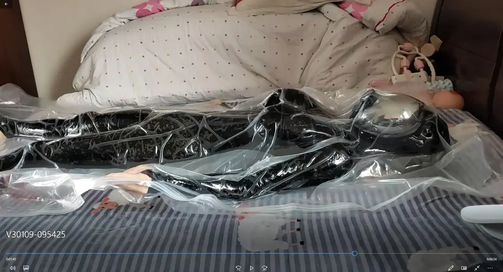 散樱酱再一次单人真空袋play——抵抗不住内心的欲望~ 穿着胶醒来的散樱坐在床上抱着自己的乳胶大腿，内心越发火热，这时他看到了一旁放玩具的箱子，一个涩涩的念头在心中出现））