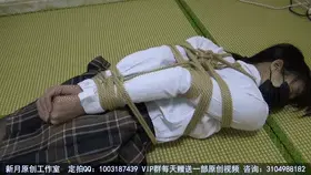 【新月原创】【彩依】黑丝JK 超紧直臂驷马 捆绑挣扎 想不到她居然也是非常耐绑的体质 【新月工作室】定拍交流QQ：1003187439 备用2936094312<br>【出原味妹子】3104988182 小洛（红豆）2389316626 玉箫（荷露、雪莹） 3560530071 雨涵 3451471253 佳怡 2952715351 晴儿<br>198赞助最少赠送50部视频，398赞助最少赠送100部视频，698赞助最少赠送300部视频，价格相当优惠~<br>约绑攻略有售直接滴QQ：3104988182！！！本工作室正式启动会员优惠折扣方案，请有兴趣的同好加客服Q：3104988182详询<br>有一说一，最近来的几个女孩，荷露，雪莹，青歌和彩依她们我基本上都没有真的绑过，都是怕弄疼她们，绑日式为主。今天彩依居然主动跑来玩，还穿得这么性感可爱……<br>还对我说：可以绑个紧的，她受得了，也想试试，说我平时太温柔了，都不好玩！<br>很好！很好！既然你自己主动了，就不要怪我了！<br>不过为了不让她太难受，给她绑了个差点点并肘的直臂，再驷马，这家伙居然告诉我，没事，手都不怎么麻……<br>可以，真的可以，挣扎也相当给力，她居然也是宝藏级的女孩，我一直没发现，可能是其他女孩的光芒也太强了，今天我才知道，这个家伙不但耐绑，还主动，还叛逆，而且身材好，腿长！花了点淡妆的她，颜值也很惊艳……