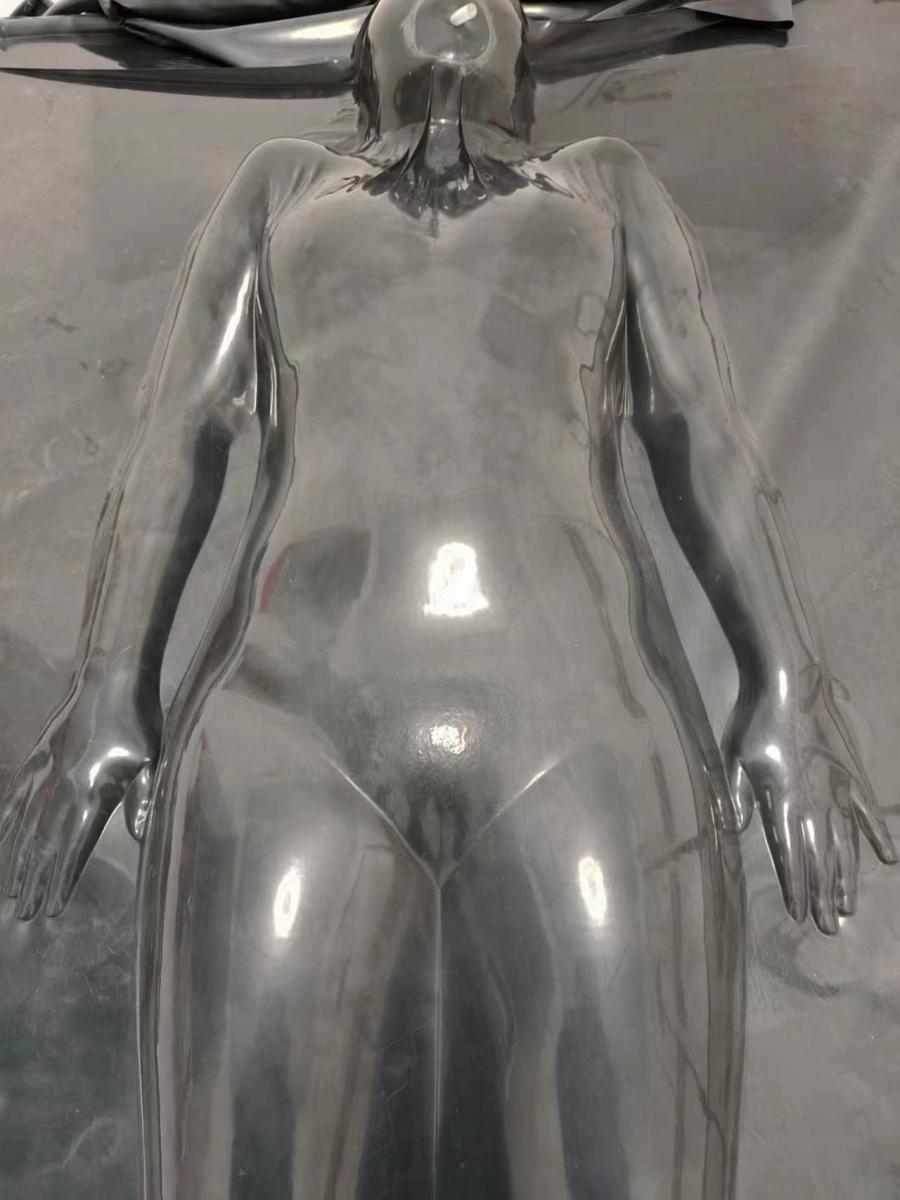 第六集，真空上阵，包含进出真空床过程，极致真空，极致紧致，[X_X]显现，最狠的一次，老婆应该很久不敢碰真空床了 视频内容:第一部分，戴着开嘴乳胶头套，全身赤果准备进入真空床，随着老婆慢慢调整好位置，在镜头的见证下，蓝牙远程开启真空床抽气，床本身是钢架构，非常牢固，遥控气泵虽然功率不算大，但能保证持续吸气，在吸紧之后完全没法动弹分毫，断开吸气能保持20分钟左右不漏气，刚开始在持续吸气4分钟身体轮廓已经显现明显，此时远程断开了吸气。开始抚摸老婆光滑的全身，因为乳胶紧贴肌肤，每一次触碰都是极大的刺激，老婆不由得高声呻吟。<br><br>第二部分，在持续了几分钟刺激之后，在真空床没有漏气的情况下，我又开启了抽气，老婆瞬间破防，高声大哭起来，这是没有预料到的事情，鬼使神差的我并没有停止抽气，而是直到老婆身体轮廓完全凸显出来才停下，老婆哭声依旧，但是我看着这性感的身形，[X_X]痕迹都明显映了出来，不由得多拍了几张照片，此时感慨一声:真空床真是恐怖如斯的情趣用具。<br><br>老婆的情绪稳定了一些，可我并没有打算就此停手，先是双手刺激着[X_X]，后来直接筋膜枪伺候，对着[X_X]疯狂输出，老婆受到极大刺激想要反抗，可惜在真空床面前都是徒劳，身体不能动弹分毫，只能默默忍受着这一切，同时发出高声的呻吟，我更加兴奋了。又是如此刺激了几分钟，GC连连的老婆明显体力不支，在如此高强度刺激下，只凭借一根细小的出气管呼吸，也真是辛苦老婆了。最后，将老婆放了出来，喝了口水之后趴在床边的凳子上久久不能平静。后面拿下乳胶头套，内里都湿了，开嘴的地方全是水，不知道是口水还是汗。真空床里面也是湿了，混合着老婆的汗水和[X_X]，当老婆全身出来后，发现身体好几处因为真空吸附导致的血红痕迹。<br><br>总结一下:太狠了，老婆缓过来后第一时间让我把真空床卖了！这应该是最后一次拍这种极致真空的真空床了。喜欢真空床的，这个视频一定要买！以后就算还拍真空床，也不会有这么狠的情节了，老婆生气了。<br><br>最后的最后:使用情趣用具是让生活更美好，更幸福，如果使用不当，造成身体伤害，影响夫妻感情更是得不偿失，希望妖狐的各位同好能珍惜身边陪伴你的枕边人。<br><br>私人QQ:634158629，只加购买过视频的粉丝，提供交流和视频建议，意见等。理解一下，精力有限。接定拍寄拍。<br><br>小蓝鸟（推）:proxyswitc 会发布视频预览，图片等<br><br>视频通过妖狐工作室赞助更优惠哦！
