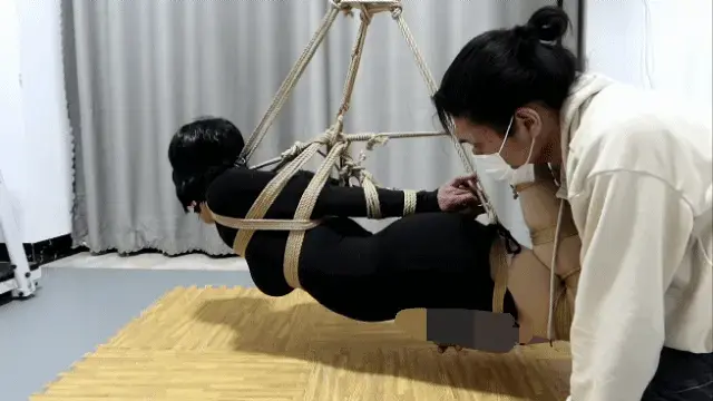 面具男的伪娘约玩记录，超紧超绝望超长时间驷马捆绑求救无可能，只能乖乖接受震棒的榨汁强制GC 记录捆绑约玩记录，超100米绳子的超紧驷马绝望紧缚，超长时间求助不给解开，固定悬吊！只能乖乖接受震棒的榨汁强制GC<br>面具男QQ1557709549目前在天津，可约玩，各种定拍。