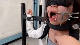 【心悦艺束】-四钻福利，铁架玩弄ol肉丝小脚舌头小熊。这是某次调教的前戏部分，做福利给大家发一下吧。 定拍，模特应聘，请加Q2386945992。视频中的衣物，丝袜，道具有需要的也可联系我。<br>海外用户请用Telegram：xybondage。<br>联系邮箱：xybondage@qq.com<br>解压密码是：xyys<br>